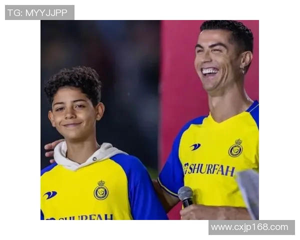 球迷疯狂冲入赛场夺走C罗球衣引发热议的奇葩事件 球迷疯狂冲入赛场夺走C罗球衣引发热议的奇葩事件